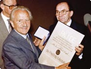 Hohe Anerkennung: 1982 erhielt Alfred Vogel die Priessnitz-Medaille der Deutschen Heilpraktiker-Gesellschaft Hohe Anerkennung: 1982 erhielt Alfred Vogel die Priessnitz-Medaille der Deutschen Heilpraktiker-Gesellschaft