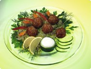 Grünkerngemüsebällchen Teller Gemüsebällchen, Sprossen und Joghurt-Dip