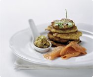 Kartoffelküchlein Teller mit Kartoffelküchlein