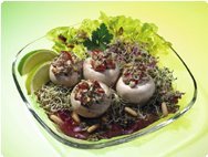 Gefüllte Champignonköpfchen auf Alfalfasprossensalat Gefüllte Champignonköpfchen auf Alfalfasprossensalat