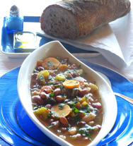 Fassolada: Griechische Bohnensuppe Fassolada: Rezeot für eine griechische Bohnensuppe
