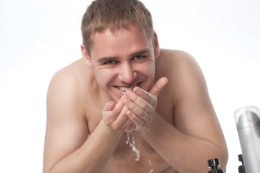 Mann Gesicht waschen