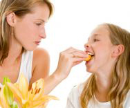 Kind und Ernährung Mutter Tochter essen
