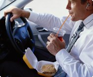 Risikofaktoren Herz-Kreislauf-Erkrankungen Mann Auto Fastfood